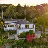 Modern Sonoma Stay w/ Spacious Deck, Views & Prime Location Bennett