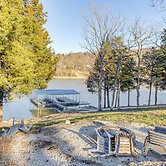 Lakefront Gem: Dock, Hot Tub & Kayak in Jacksboro