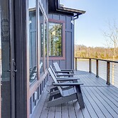 Lakefront Gem: Dock, Hot Tub & Kayak in Jacksboro