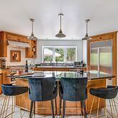 Walk to Lake Arrowhead: Peaceful Mountain Retreat!