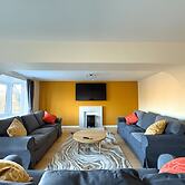 Stunning Townhouse: Your Spacious Retreat for 8