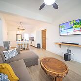 Caribbean Breeze - 2BR Apartment Close to Beach!