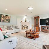 Hot Tub & Fenced Yard: Dog-friendly Gem in Denison