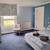 Room-comfortable and Spacious With Sceni