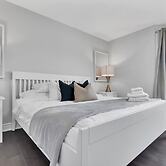 High-ceiling Home Relaxing Patio in Waterloo