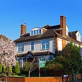 Ricky Road Guest House - Premium