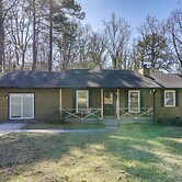 6 Mi to Stone Mtn Park: The Forrest Home w/ Deck