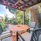 6 Mi to Dtwn Seattle: Walkable Home w/ Hot Tub