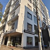 Hotel IVY Grand By GRB