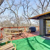Creekside Cottage w/ Deck & Hot Tub in Belton