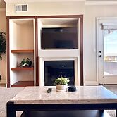 New Upscale 1BR Stay With Mini Golf Sauna Year-round Pool