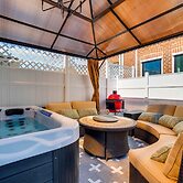 1 Mi to Dtwn: Hot Tub Haven in Richmond!