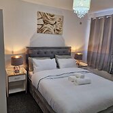 Spacious 3-bed Home -private Garden & Free Parking