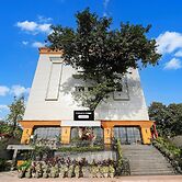 Deluxe Double Stays Near Paridh Crossing