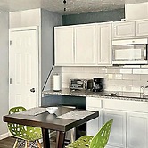 Clean Cozy 1-bedroom Near Plaza District 32C