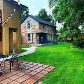 Amazing Historic 1800s Carriage House