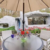 < 6 Mi to Arlington: 'whimsical Stone Abode!'