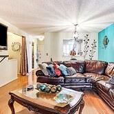 3 Mi to Dtwn New Haven: Colorful Condo w/ Yard!