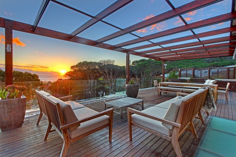 Sea View 3bed Apt w Pool Near Beaches Glen Sunsets