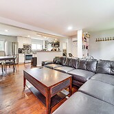 14 Mi to Dtwn Seattle: Sleek Home w/ Large Yard