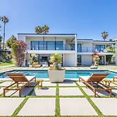 Malibu Luxury 4 BR Home w Pool and Ocean Views