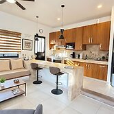 Modern 1 Bedroom Guesthouse - Free Bikes - Huge Patio - Gym - Pickleba