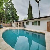 Private Pool & Patio: Luxe Encino Family Getaway