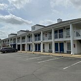 Brentwood Inn & Suites