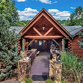 Grey Wolf Lodge with Hot Tub