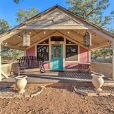 The Vines Retreat, Hot-tubs, Game Room, 10-mins to Downtown!