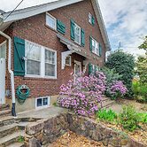 1 Mi to Dtwn Roanoke: Home w/ Yard & Mtn View!