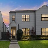 Modern 3br In Bishop Arts Walk To Shops & Dining 3 Bedroom Duplex