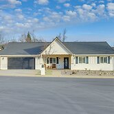 Walk Downtown: Remodeled Home in Murphys w/ Yard!