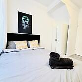 Affordable 4BR Apt Walk to FAC Platz