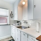 10 Mi to Downtown St Louis: Convenient Apartment!
