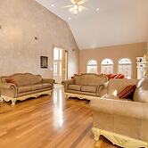 Hot Tub & Sauna: Hoffman Estates Villa in Elgin!