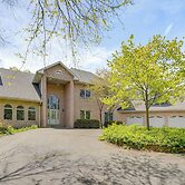 Hot Tub & Sauna: Hoffman Estates Villa in Elgin!