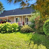 Saguenay-lac-saint-jean Getaway 3-bedroom Holiday Cottage With Garden 