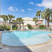 Stroll to Shore: Gem w/ Pool Access in Galveston