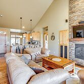 Mountain-view Cabin Near Trails in Powell Butte!