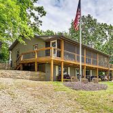 Truman Lake Retreat: Large Deck & On-site Fishing!