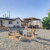 Hiker's Paradise: Twentynine Palms Home w/ Deck!