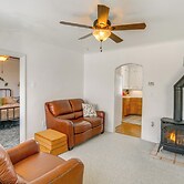 2 Mi to Snake River: Quaint Farmhouse w/ Patio!