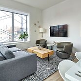 Bright Designer Loft Steps From Path to NYC