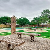 2 Mi to Texas A&M University: Condo w/ Pool!