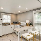 2 Mi to Dtwn Pensacola: Dog-friendly Apartment