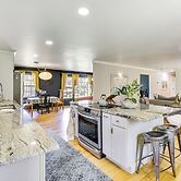 5 Mi to Lake Keowee: Stylish Salem Home w/ Yard!