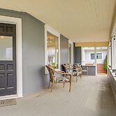 Walk to Dtwn Green Lake: Peaceful Getaway w/ Porch