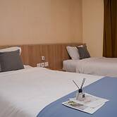 Warm and Minimalist Studio (No Kitchen) at Great Western Apartment