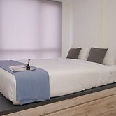 Warm and Spacious Studio Room at Collins Boulevard Apartment